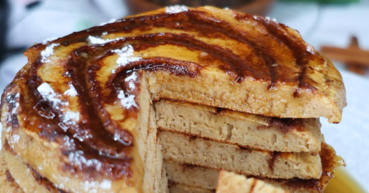 cinnamon roll gingerbread greek yogurt pancakes