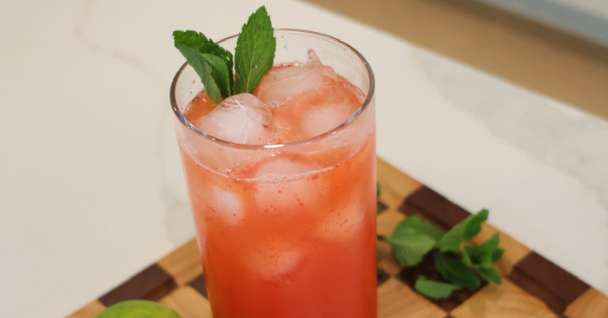healthy strawberry mojito mocktail drink